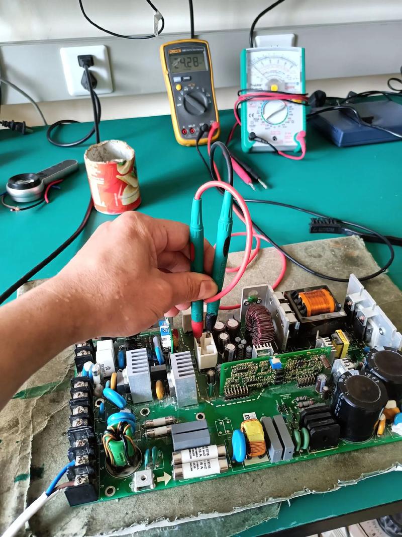 北京電梯電路板維修: 解決電梯故障的高效方法